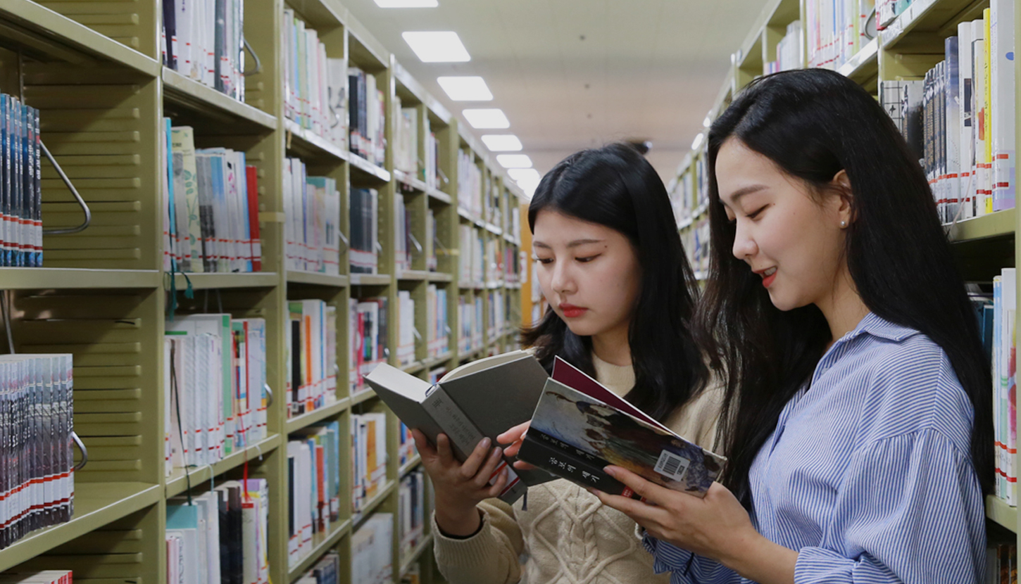충북대학교 학생들이 도서관에서 책 읽는 이미지